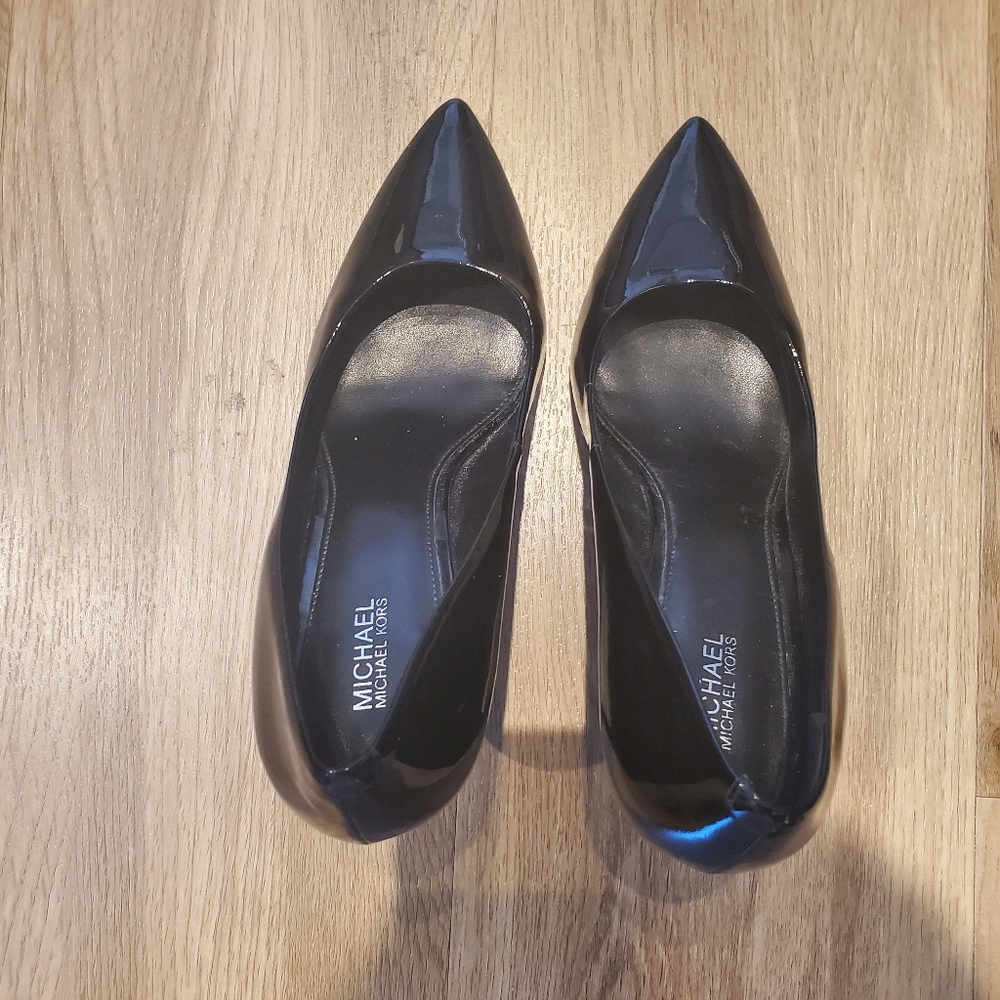 Michael Kors leather pump